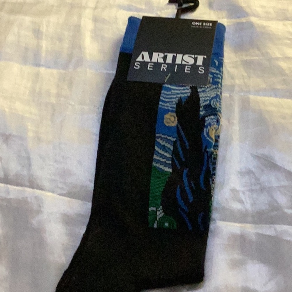 🎨NWT Vincent von Gogh Unique Socks 
Size 7-12 “Artist Series” 🎨